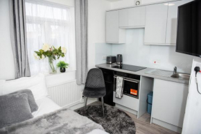 Small But Cozy Studio, Great Tube Connection (D)
